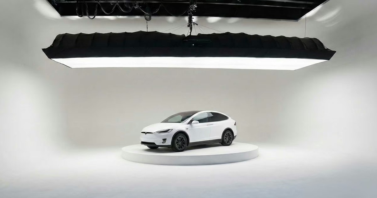 Car on the Stage 2 turntable deck against the white cyc