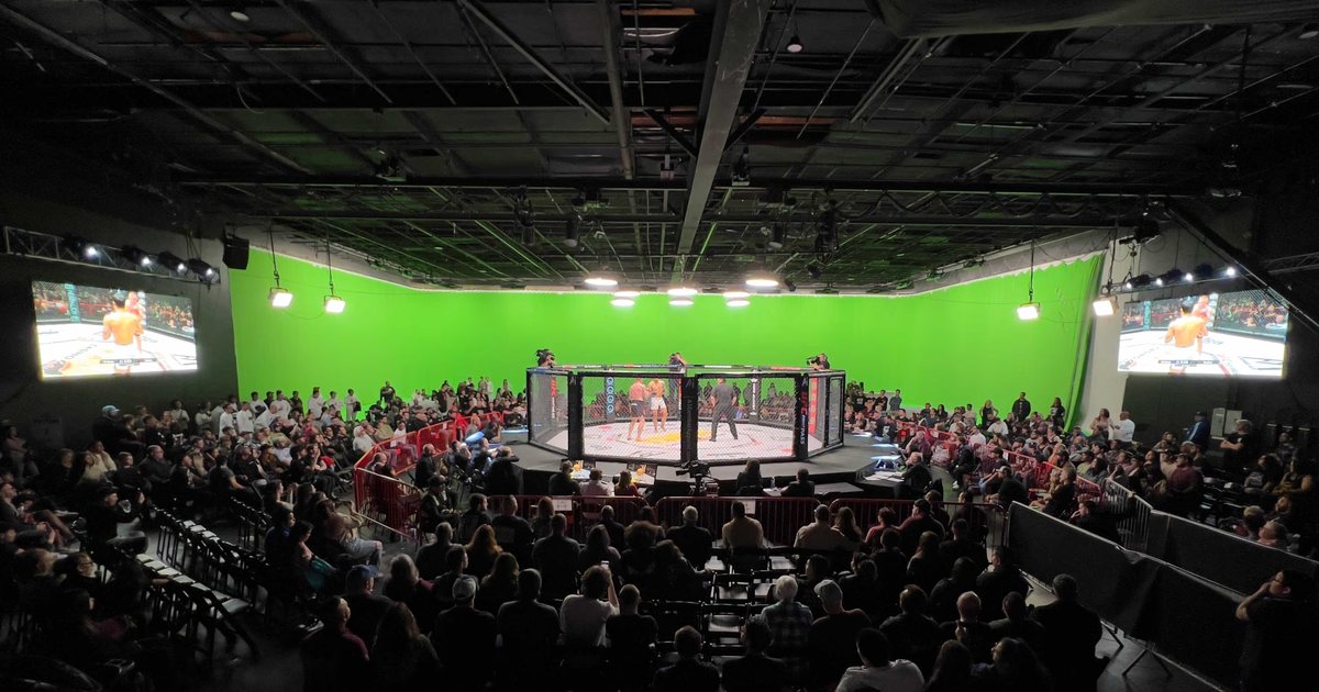A full house mid-show at a Thunder Studios event