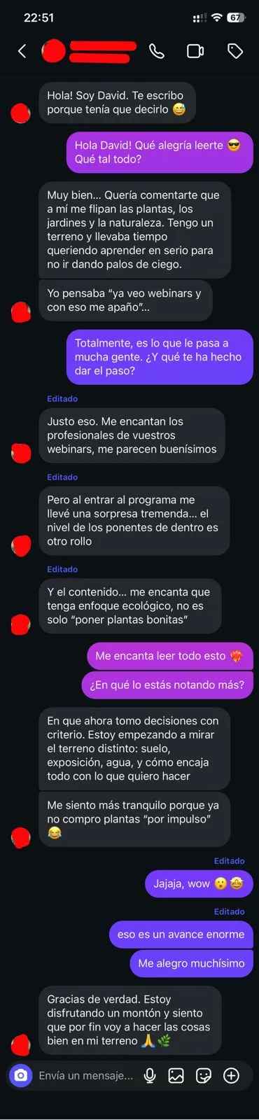 Captura de pantalla de chat en español entre dos personas discutiendo sobre jardinería, naturaleza y la experiencia positiva con un programa de webinars que ayuda a tomar decisiones sobre el cuidado de plantas y terrenos.