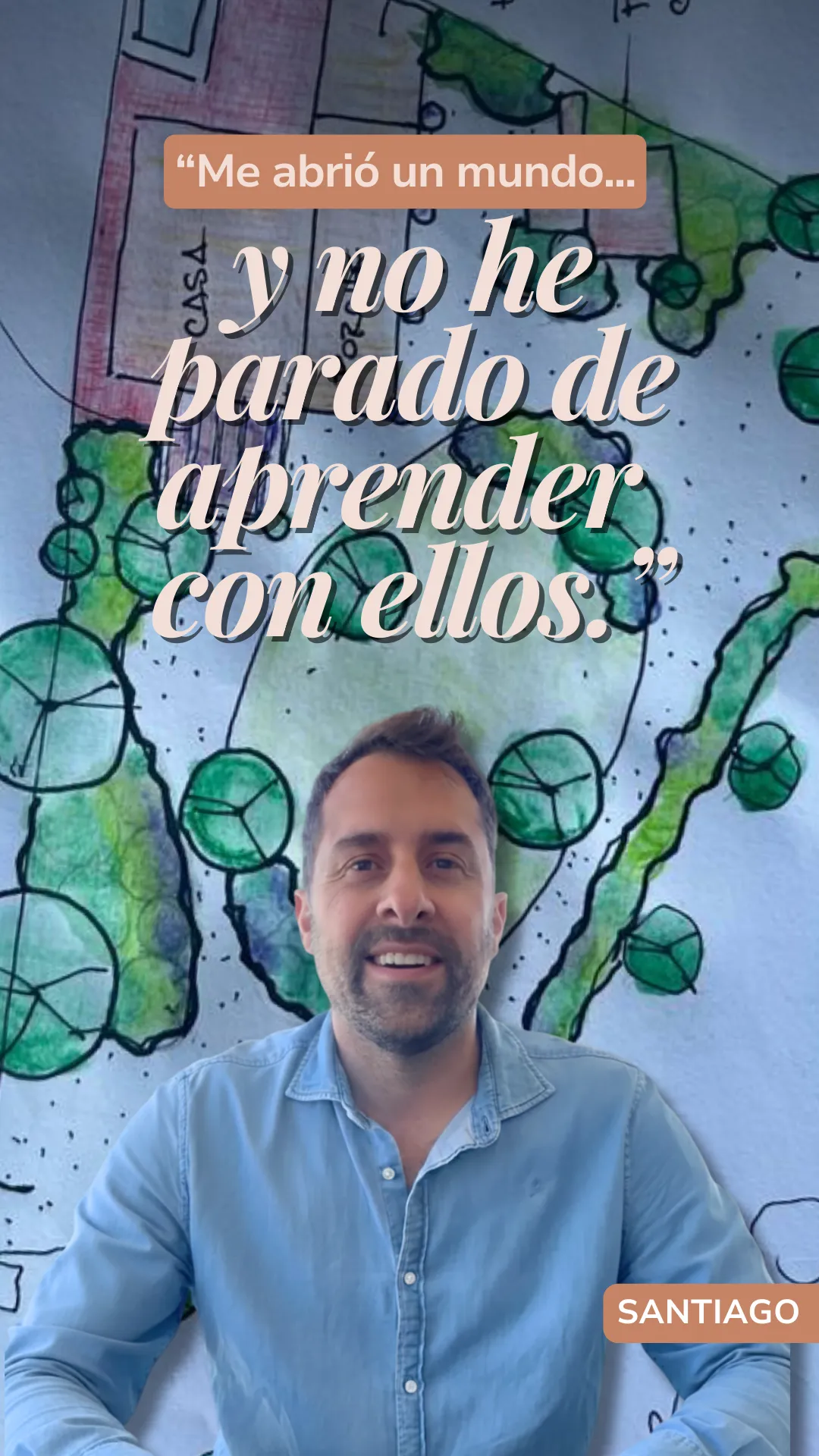 Hombre sonriente con camisa azul frente a un plano dibujado a mano con vegetación, acompañado por la cita: “Me abrió un mundo y no he parado de aprender con ellos.”