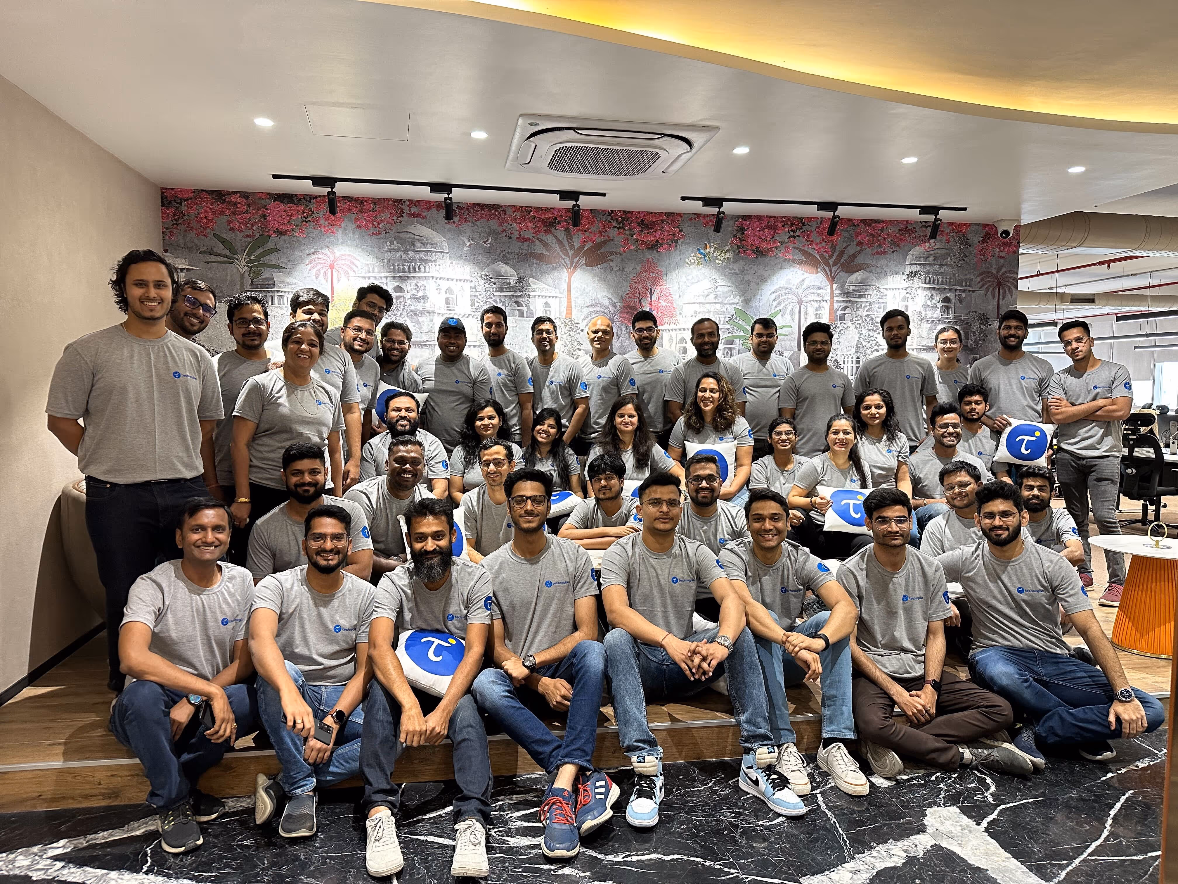 office-activity-group-picture-section-2