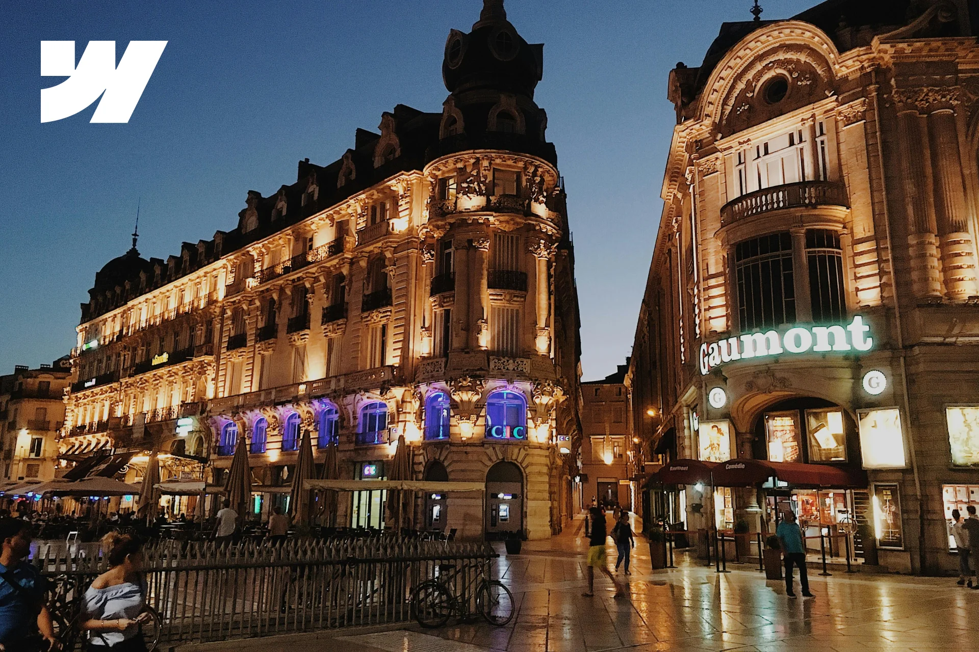 Place de la comédie à Montpellier avec logo Webflow illustrant le développement Web dans la ville de montpellier