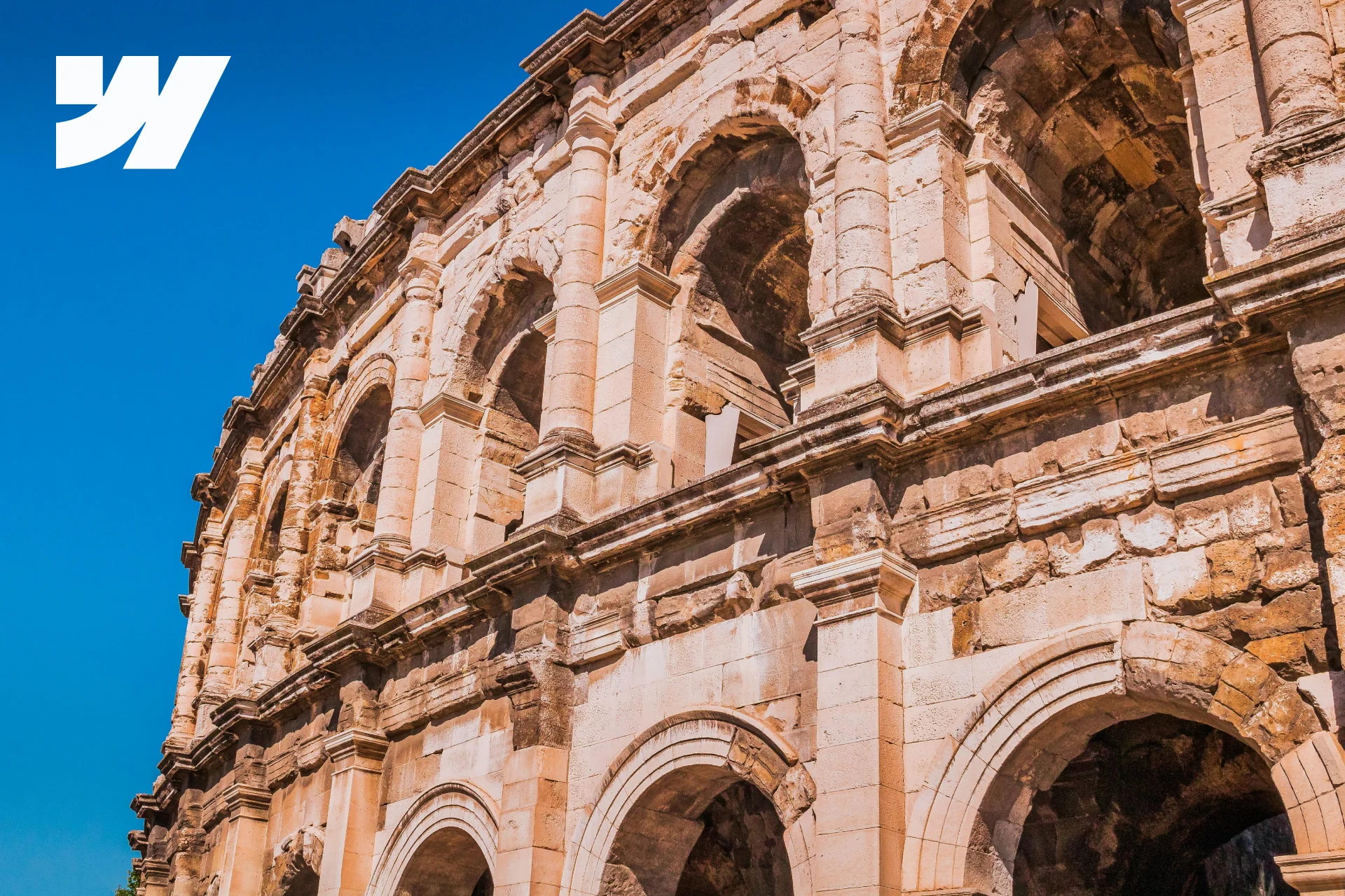 Image des arènes de Nîmes avec le logo de Webflow