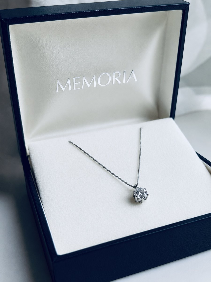 MEMORIAのケースに入ったメモリアルダイヤモンドのネックレス