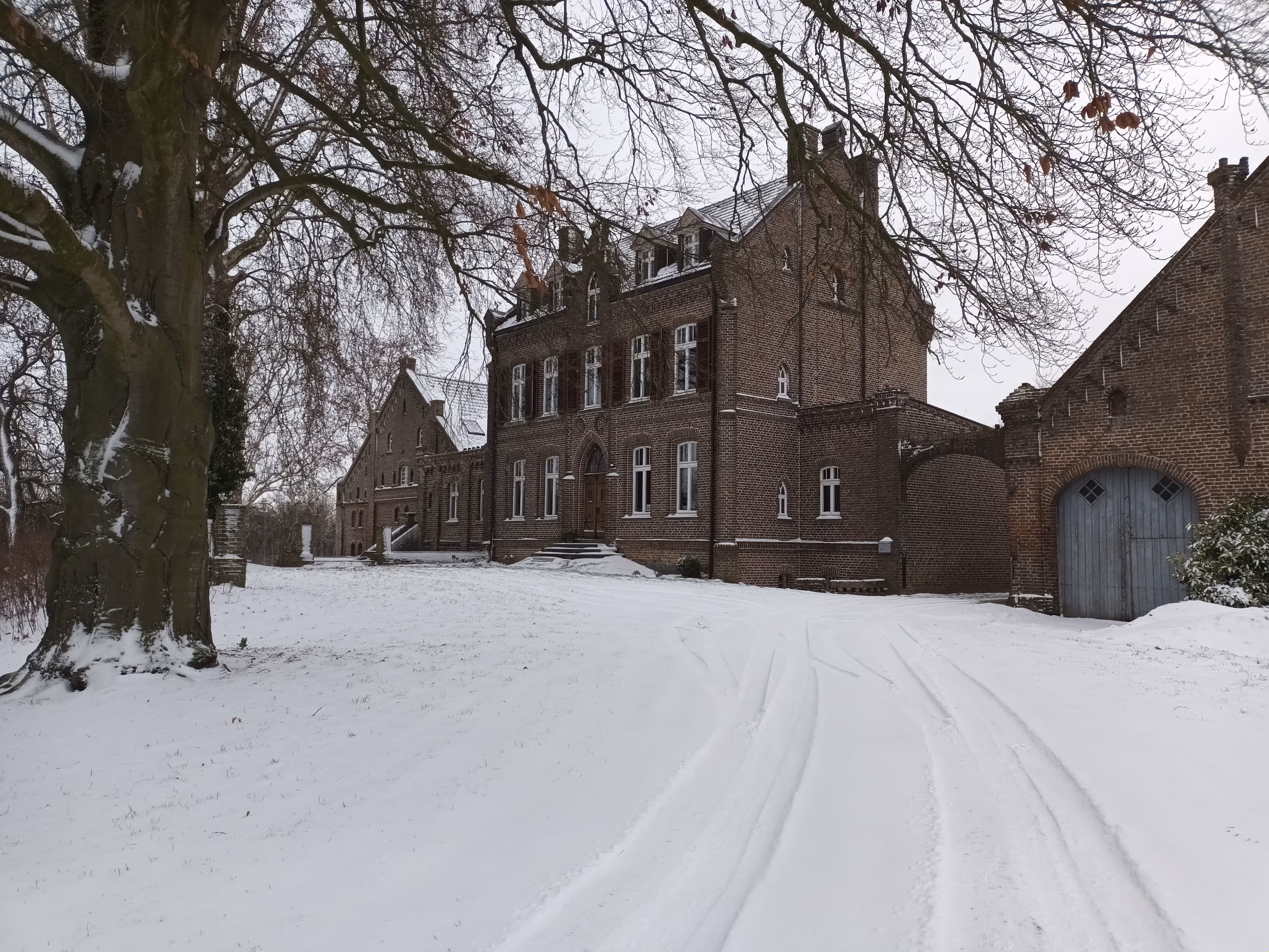 Herrenhaus Parkseite im Winter
