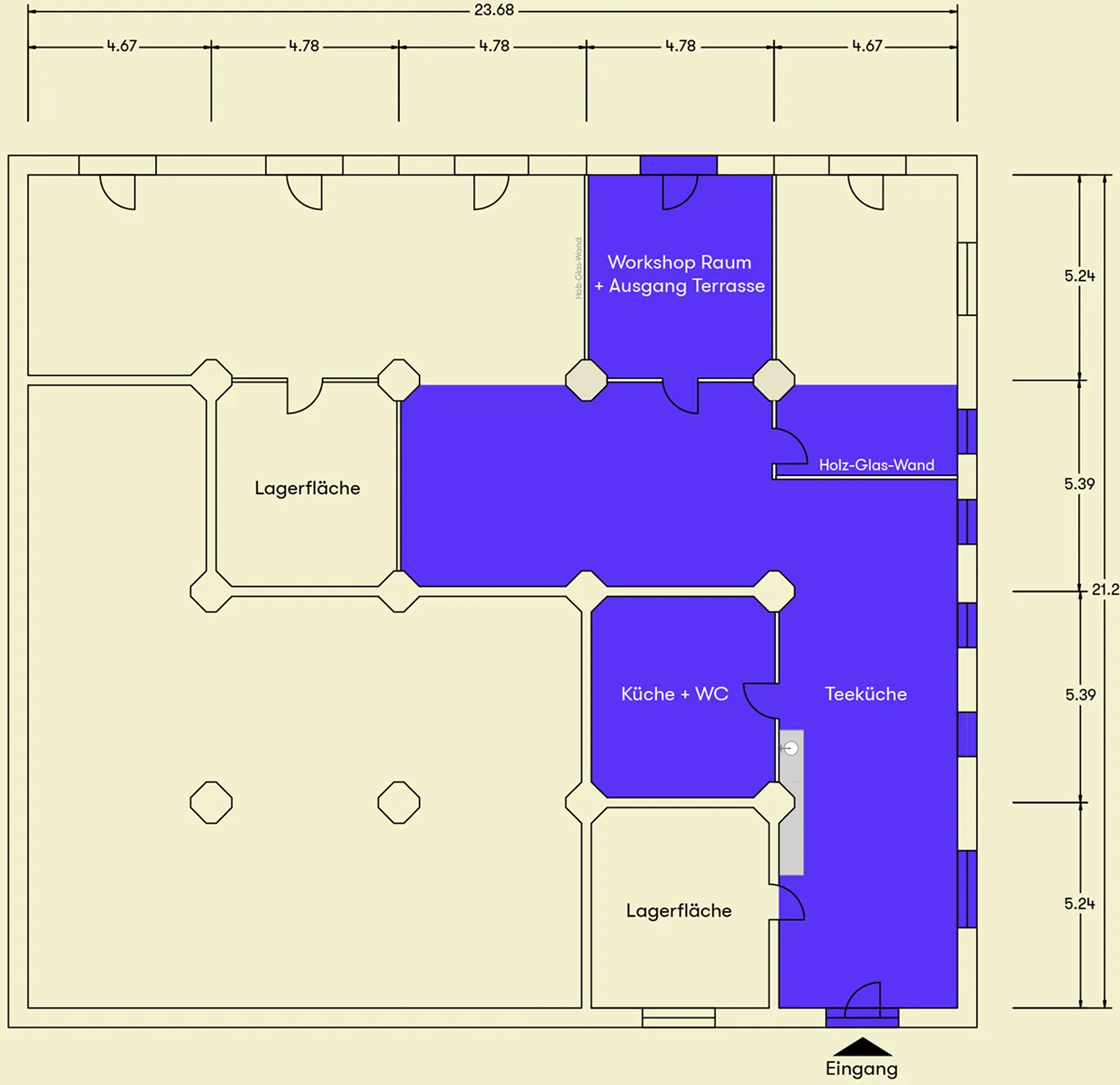 Grundriss eines Gebäudes mit markierten Bereichen: Workshop Raum mit Terrasse, Küche mit WC, Teeküche und Lagerflächen, Maße in Metern angegeben.