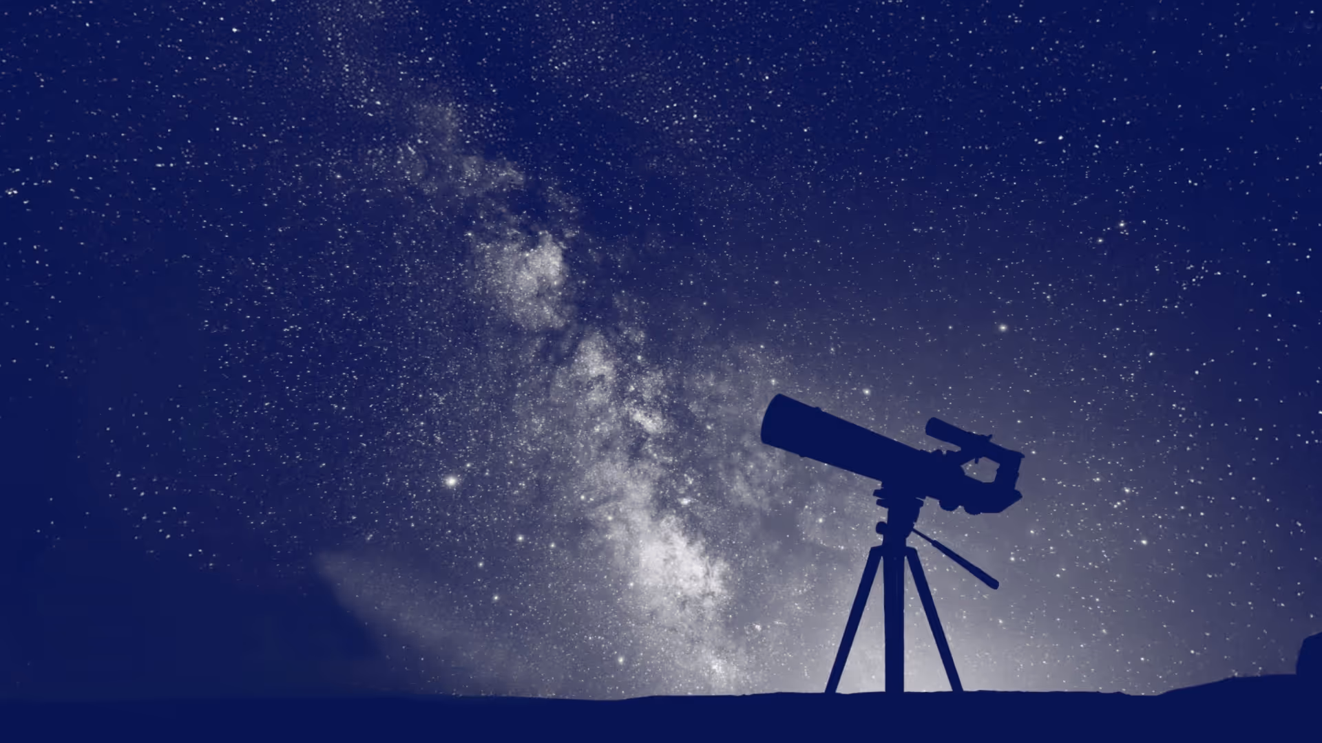 Silhouette d'un télescope sur un trépied observant une voie lactée étoilée la nuit.