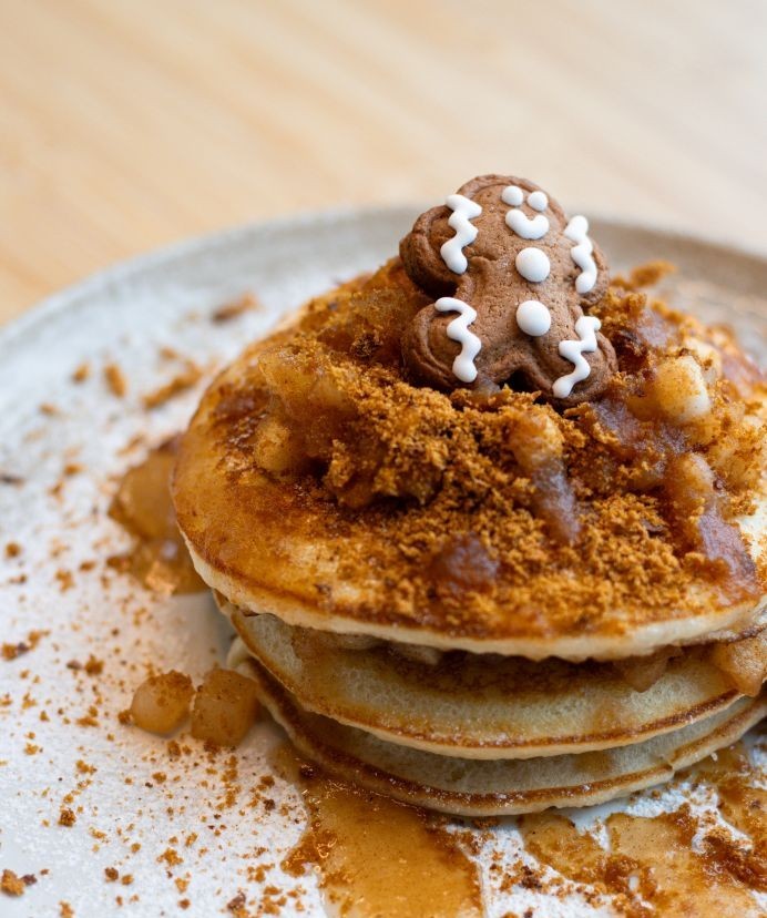 Lívance s karamelovou omáčkou a perníčkem na talíři