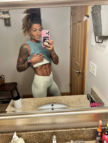 SOCOM I – customer mirror selfie showing visible abs