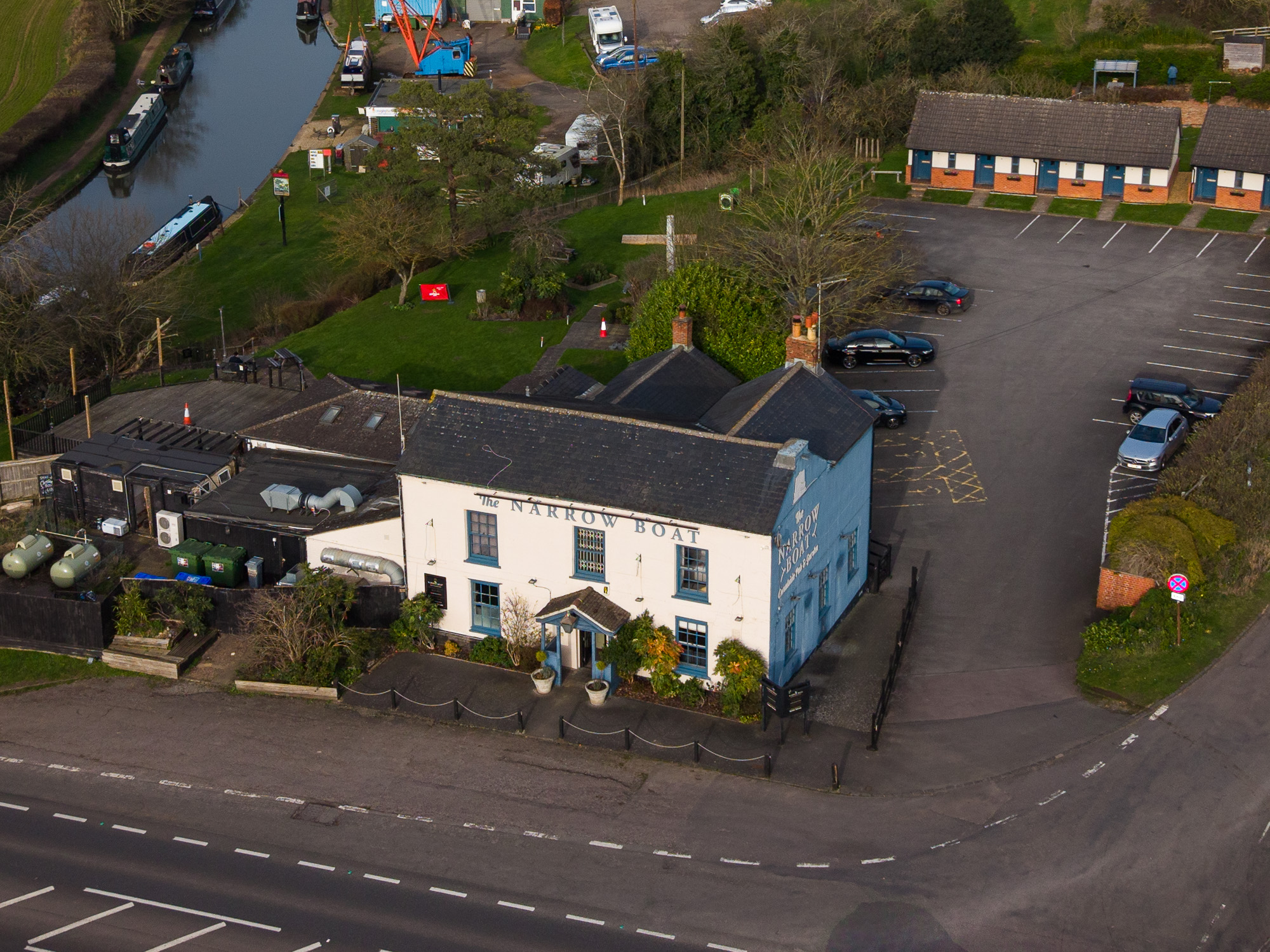 Front exterior of The Narrowboat canalside pub in Northamptonshire