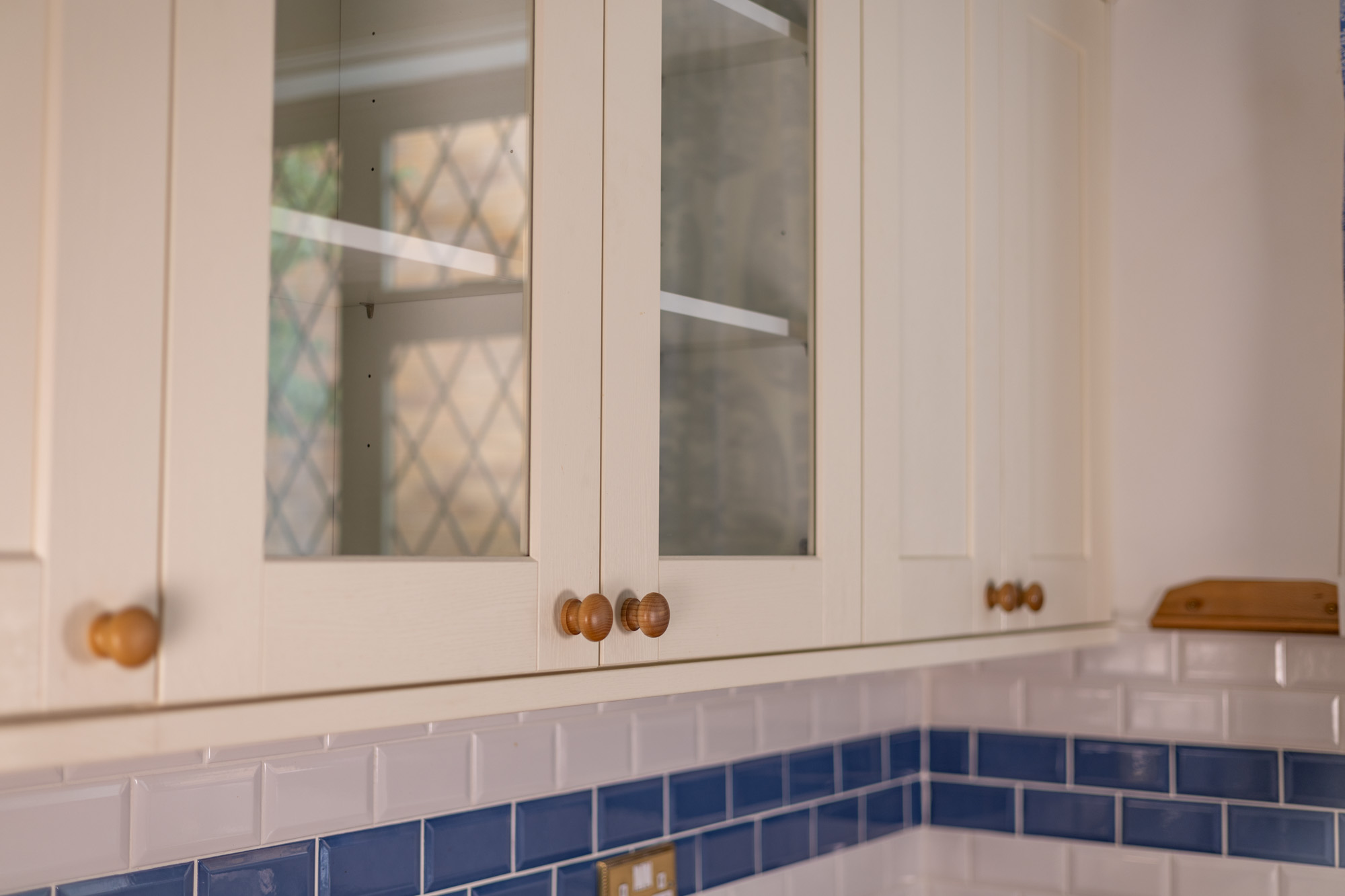 Kitchen cabinets in the property before renovation