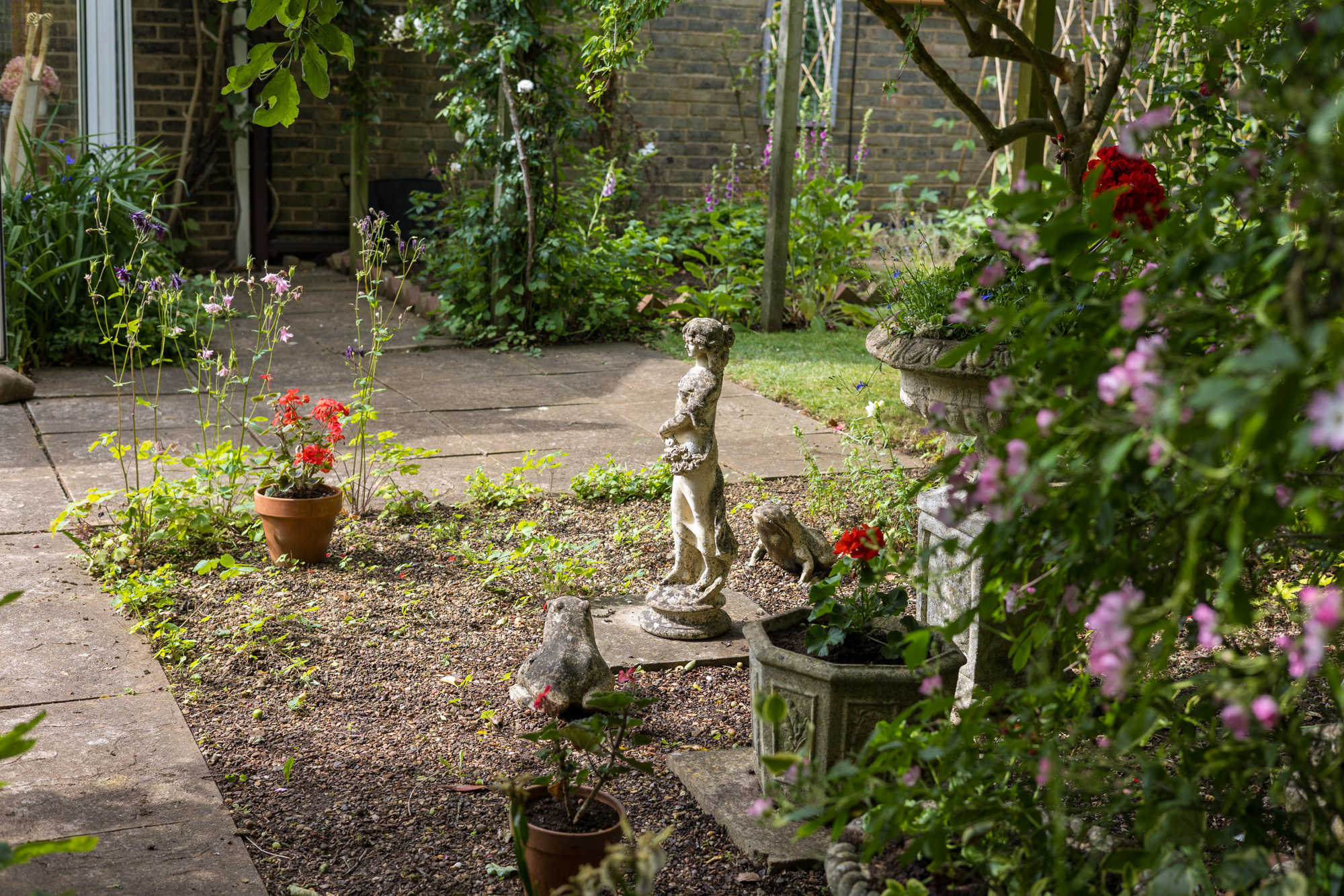 Floral statue display at Creaton in Bloom