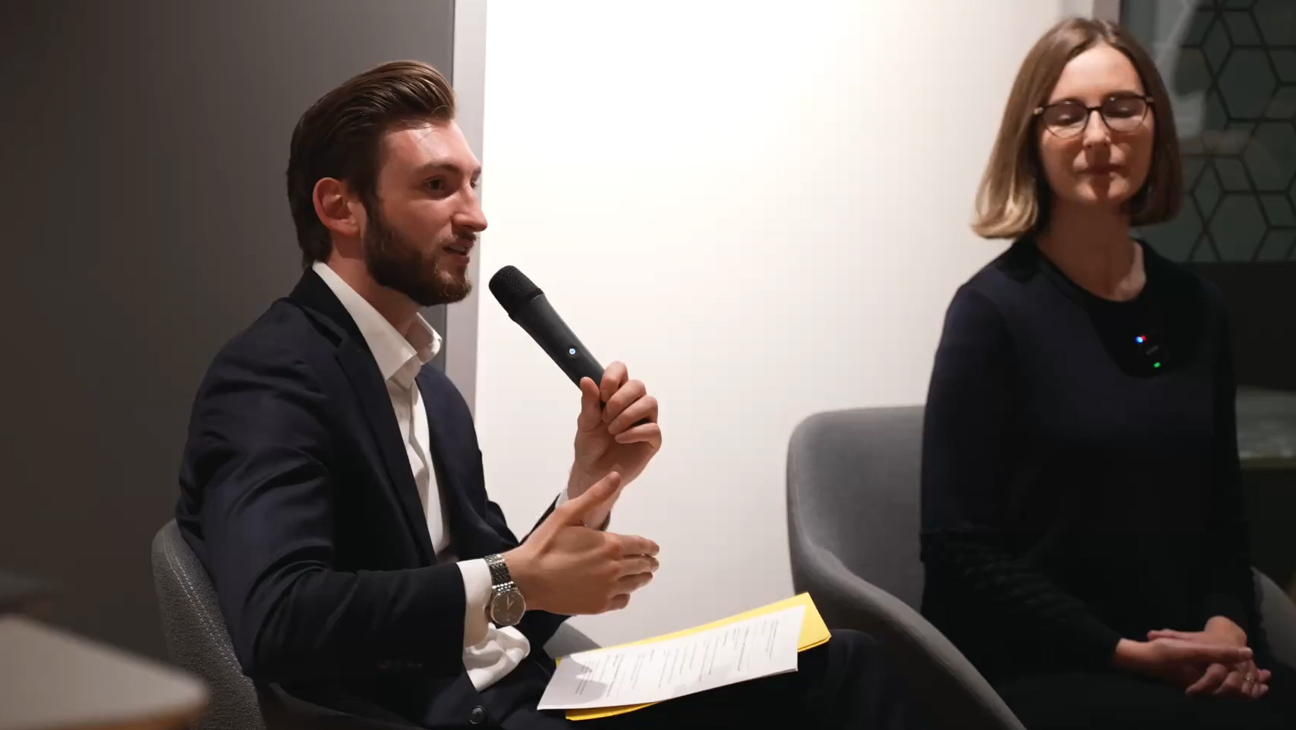 Deux panélistes échangent lors d'une conférence sur le français langue seconde