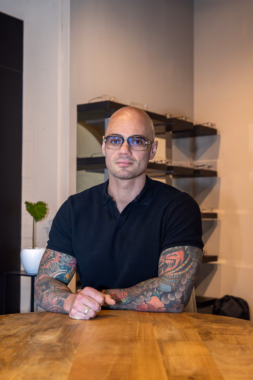 Jeffrey Brand van Brand Brillen in Stadskanaal helpt klanten met persoonlijk brillenadvies