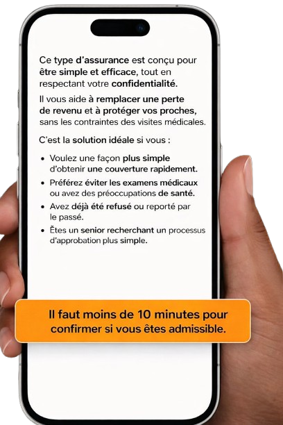 Main gauche tenant un smartphone affichant un texte décrivant une assurance simplifiée pour remplacer le revenu et protéger sans visites médicales, avec un bandeau orange indiquant que la qualification prend moins de 10 minutes.