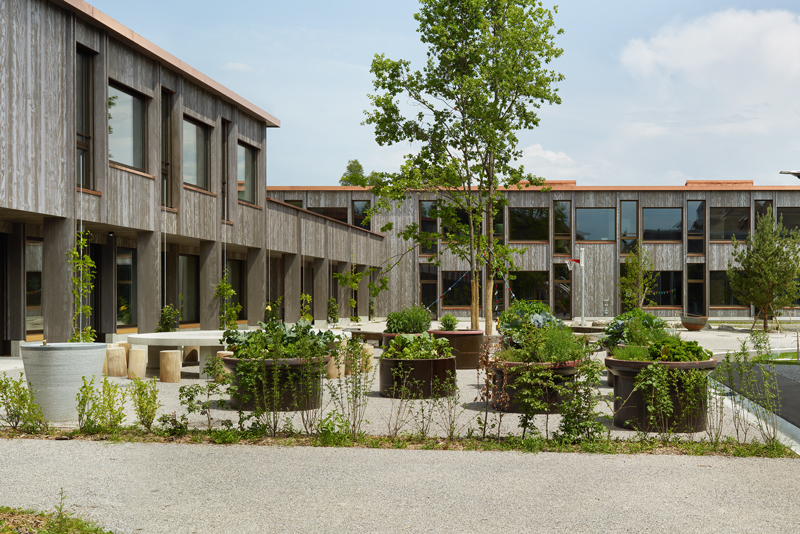 Foto eines modernen Gebäudes mit Holzfassade.