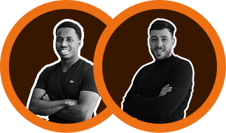 Portraits en noir et blanc de deux hommes souriants, chacun avec les bras croisés, entourés d'un contour orange en forme de deux cercles qui se chevauchent.