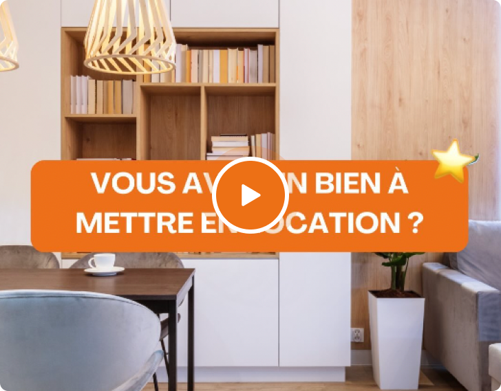 Intérieur moderne avec une table, des chaises grises, une bibliothèque avec livres, et un texte orange demandant « Vous avez bien à mettre en location ? » avec un bouton de lecture au centre.