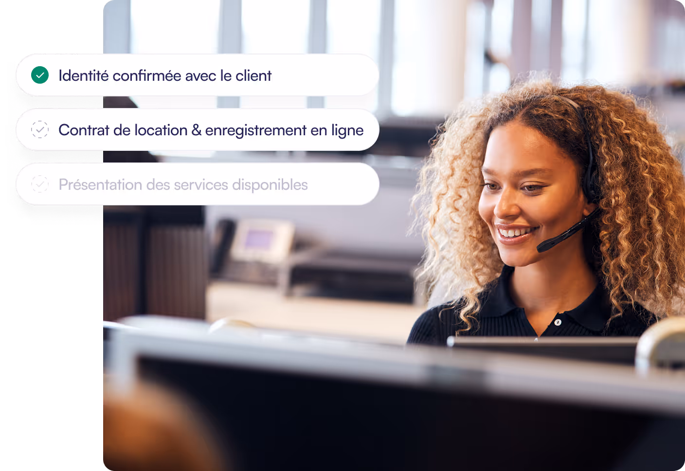 Une représentante du service client portant un casque avec micro sourit devant un ordinateur, avec une liste de tâches en français affichée à gauche.