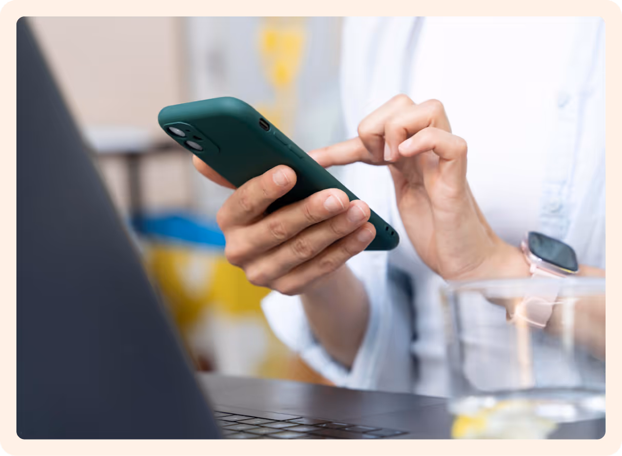 Une personne qui touche son smartphone