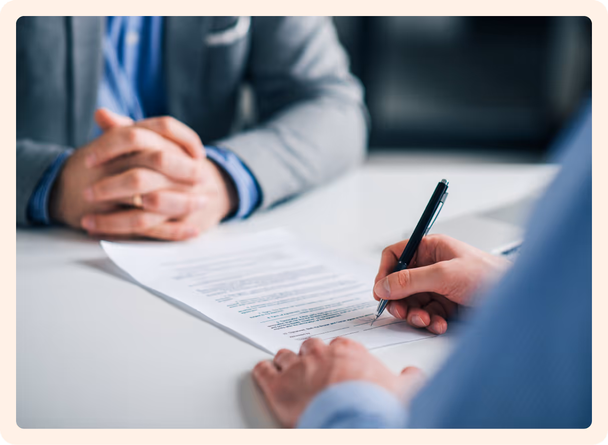 Deux personnes signent un contrat