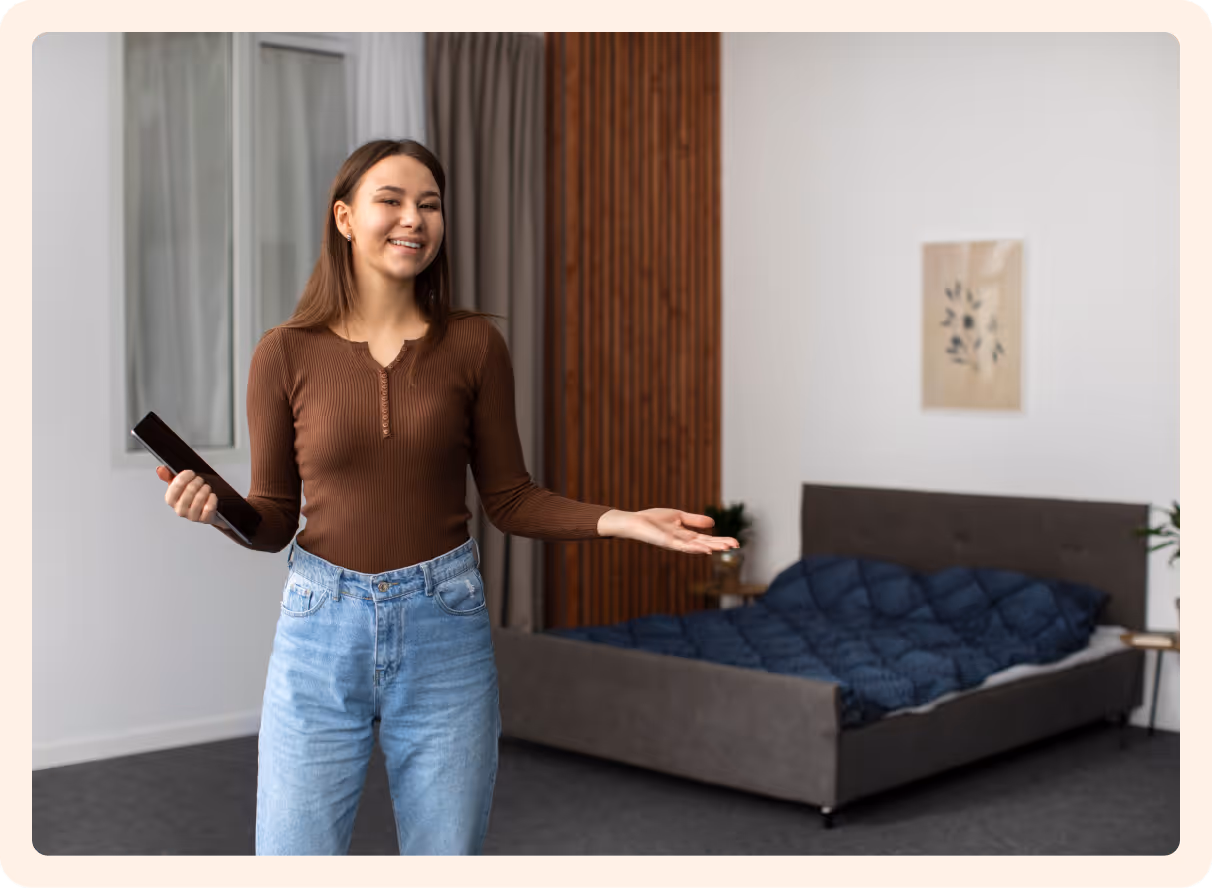 Femme qui souris avec les clé d'un logement en main