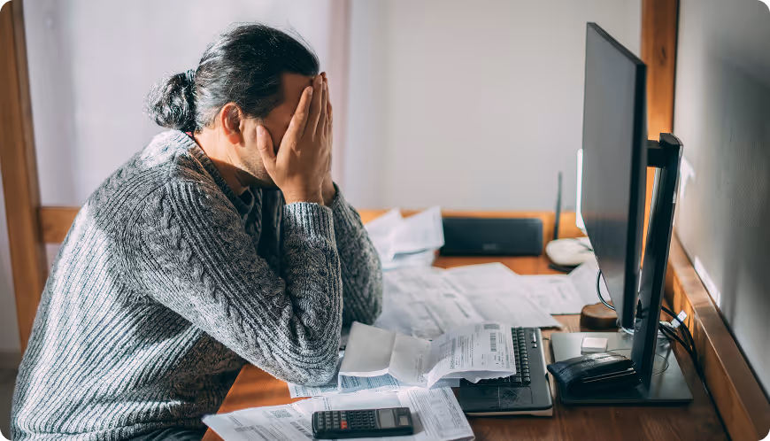 Homme fatigué sur un burea