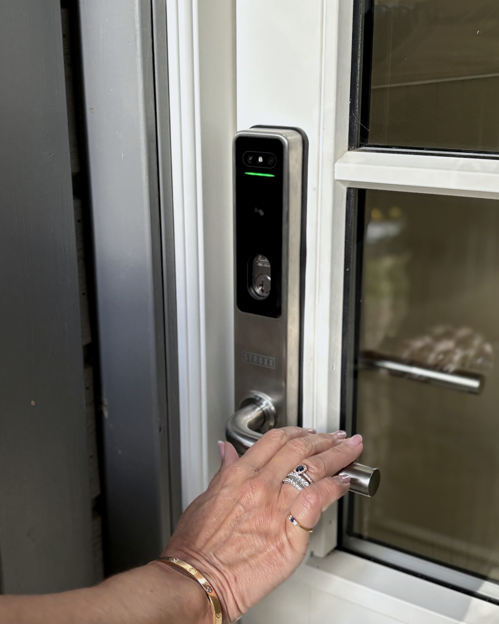 Smart Lock ST-3 på en rigtig dør, grønt lys og hånden på grebet