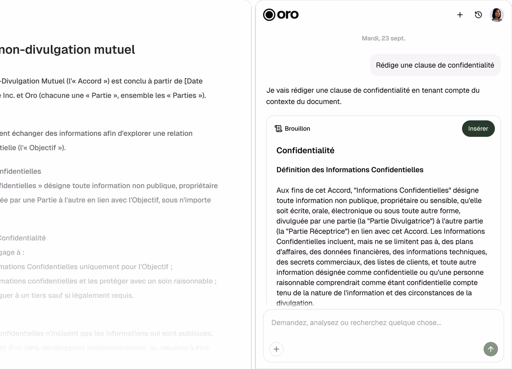 Vue côte à côte d'un document d'accord de confidentialité et d'une interface de chat IA rédigeant une clause de confidentialité en fonction du contexte du document.