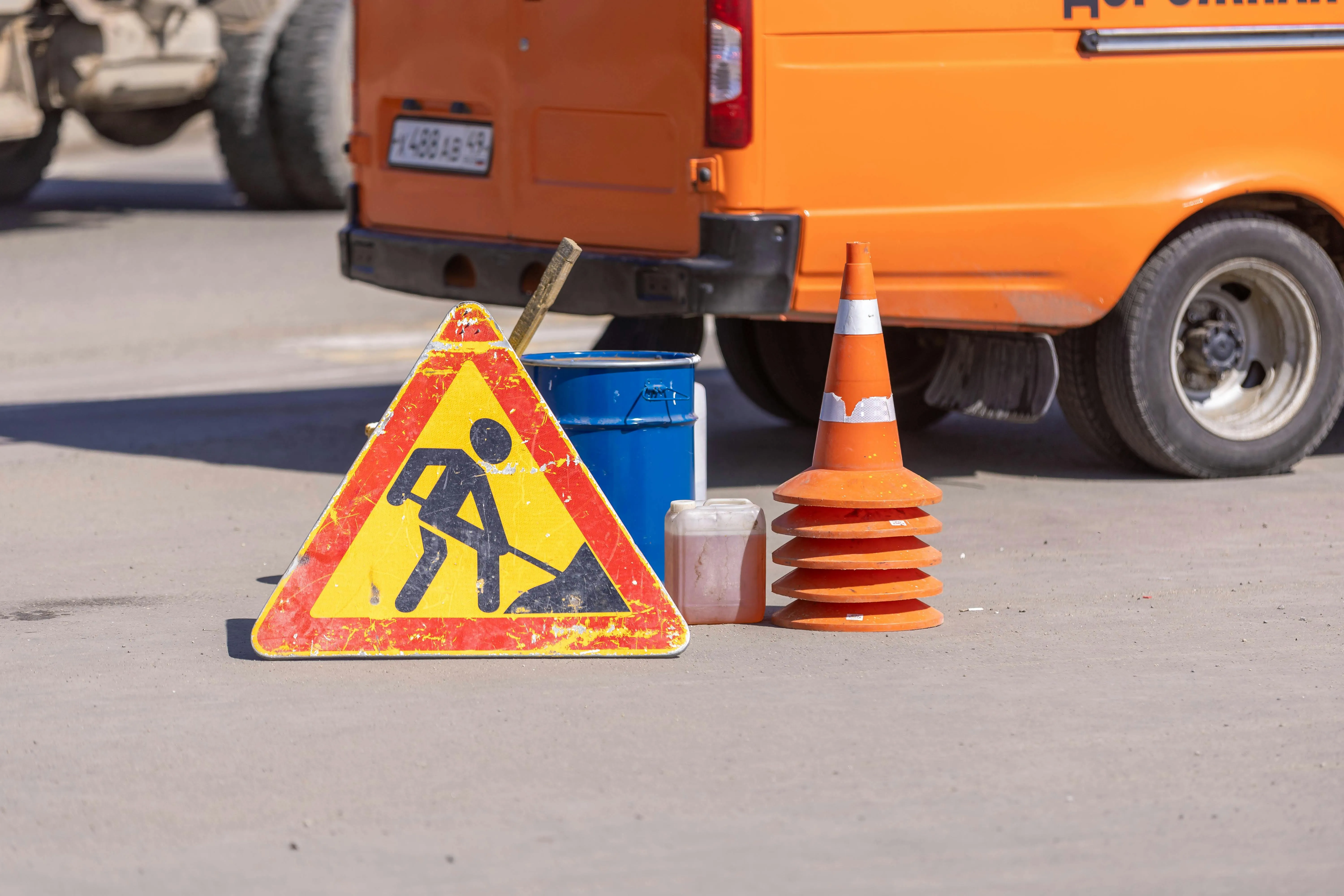 Ausschnitt einer Baustelle mit Schild