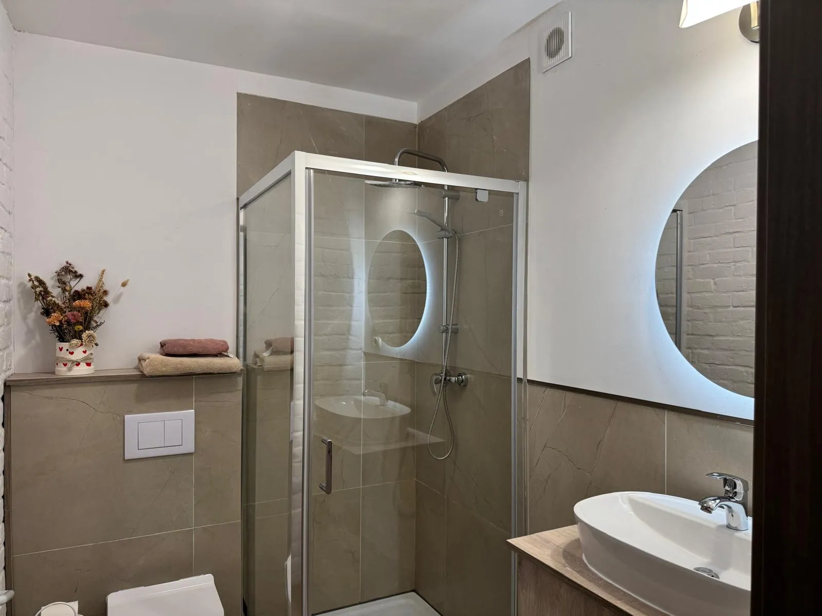 Toaleta w pokoju dwuosobowym