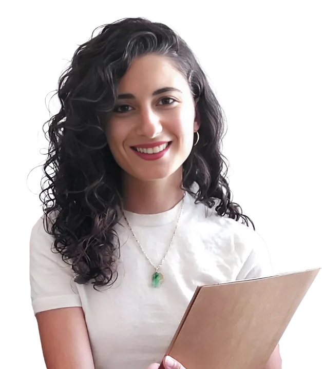 Jeune femme aux cheveux bouclés souriante tenant un cahier marron.