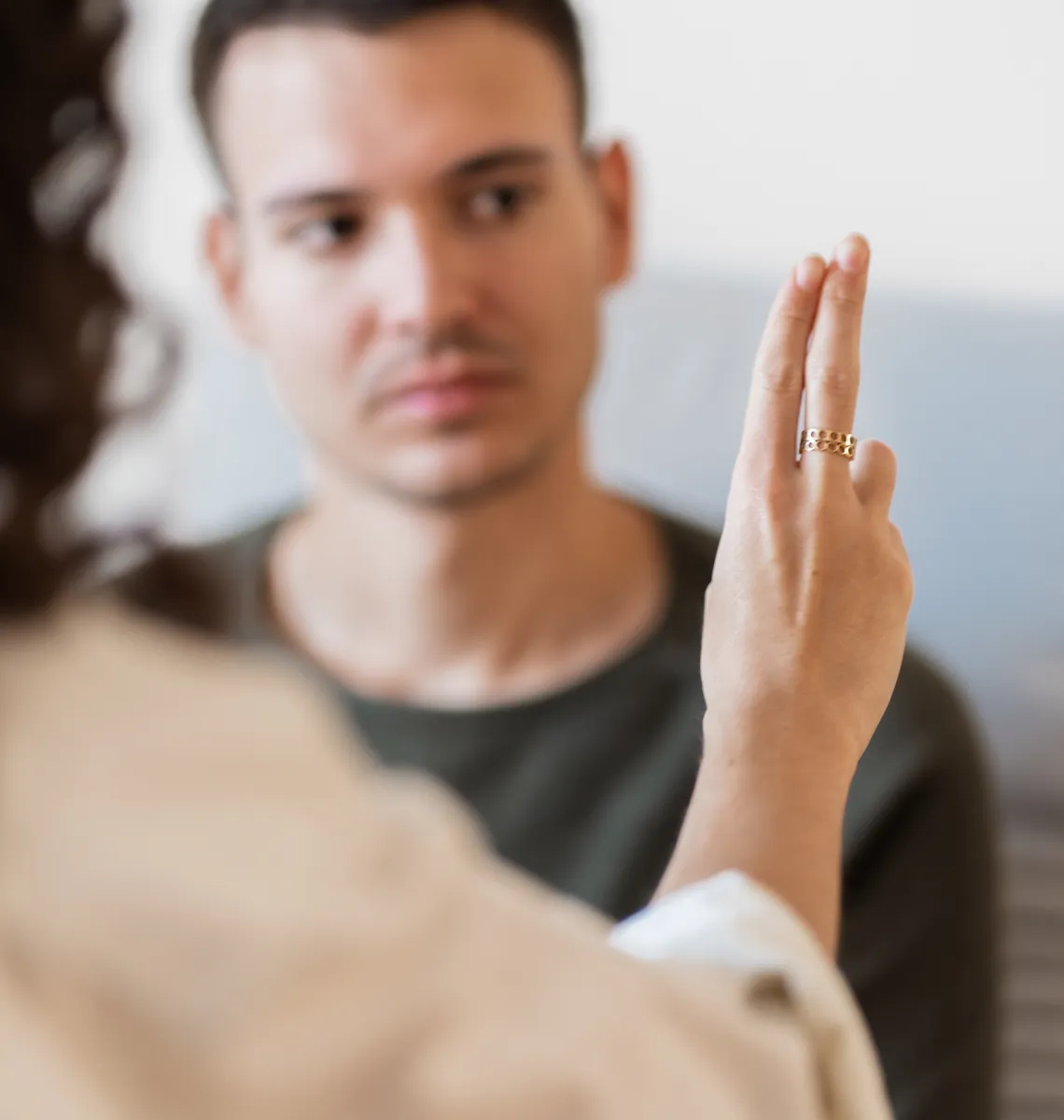 Hypnothérapeute accompagnant un client pendant une séance de TEMO ou EMDR