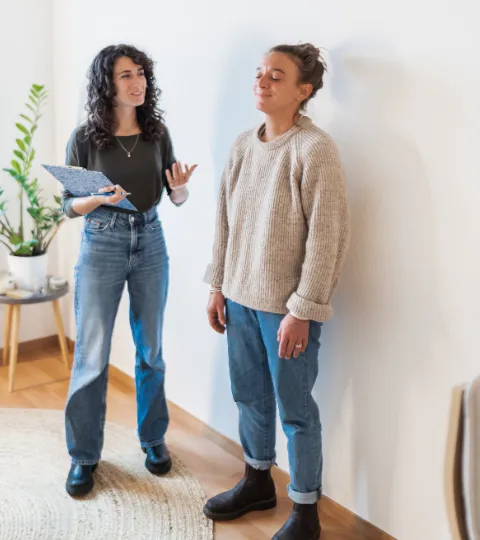 Laura accompagne une femme pendant une séance d'hypnose à Lausanne