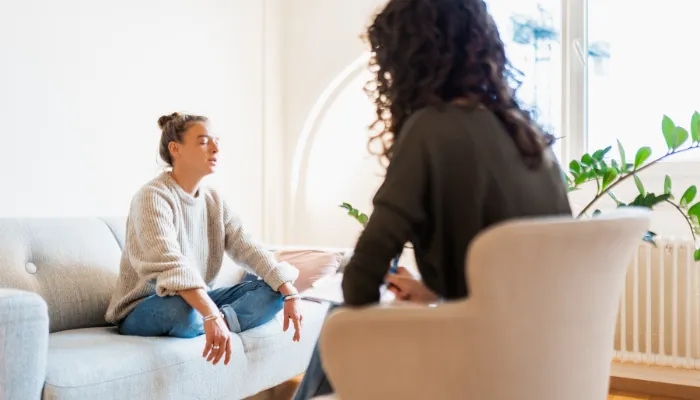 Femme en séance d'hypnose pour le stress, l'anxiété, les phobies et les traumas à Lausanne avec l'hypnothérapeute Laura Cothereau