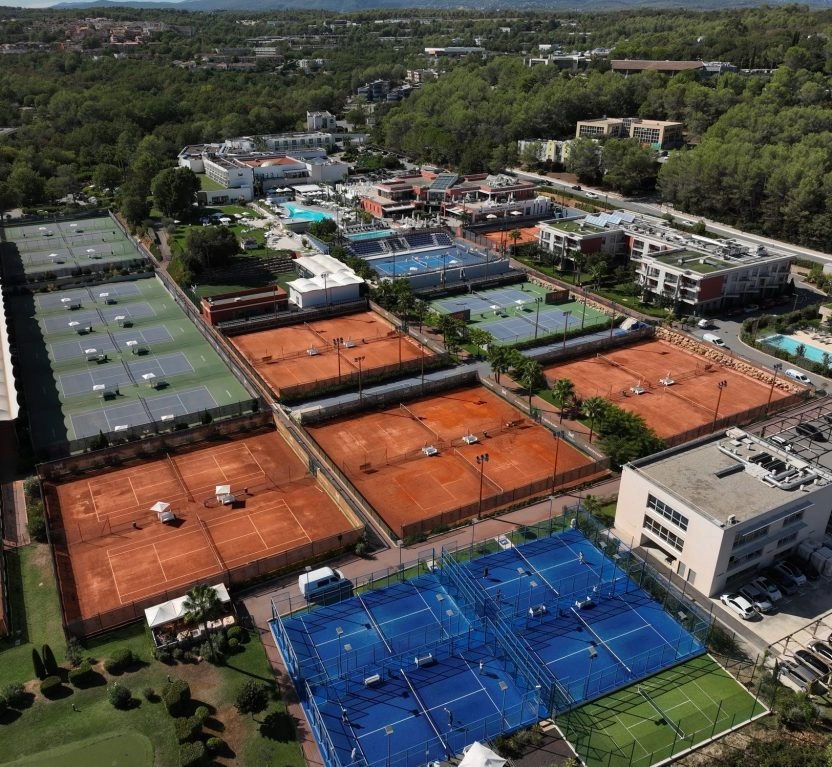 mouratoglou-hotel-&-resort-france-4-padel-courts-biot-hero.jpg