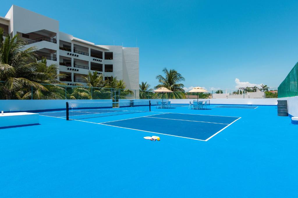 Ventus-at-Marina-El-Cid-Spa-Beach-Resort-Mexico-3-Puerto-Morelos-court1.jpg