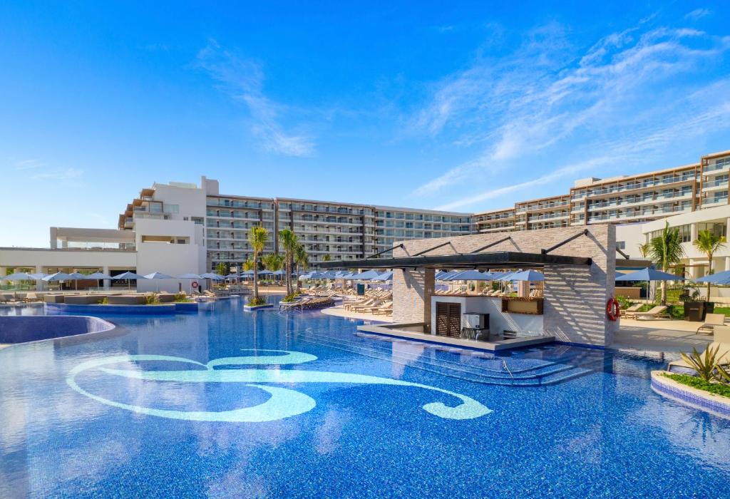Royalton-Splash-Riviera-Cancun,-An-Autograph-Collection-All-Inclusive-Resort-Mexico-1-Cancún-property2.jpg