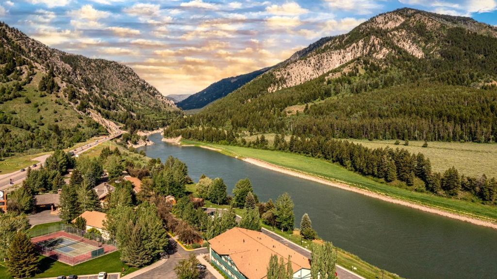 Flying-Saddle-Resort-and-Steak-House-USA-2-Alpine-property1.jpg