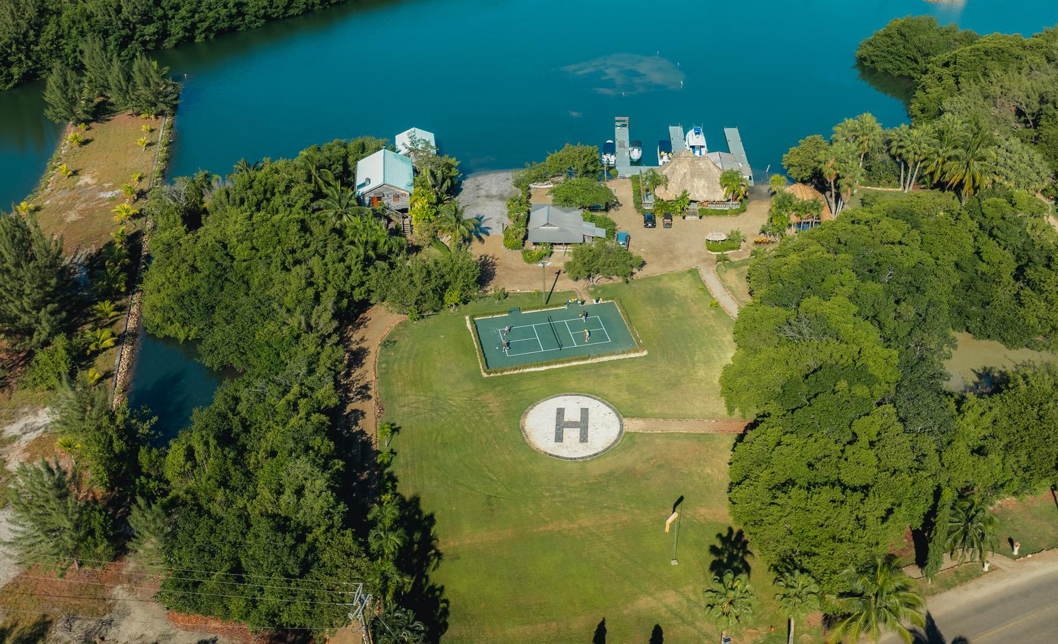 Turtle-Inn-by-Francis-Ford-Coppola-Belize-1-Placencia-court1.jpg