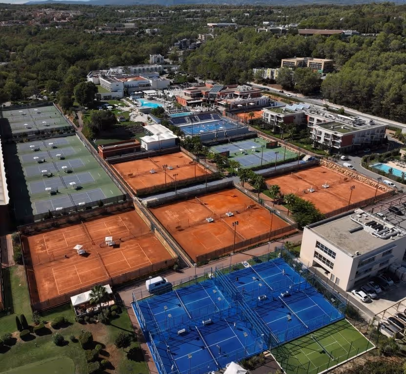 mouratoglou-hotel-&-resort-france-4-padel-courts-biot-hero.jpg