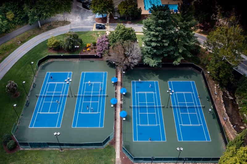 Rumbling-Bald-Resort-USA-4-Lake-Lure-court1.jpg