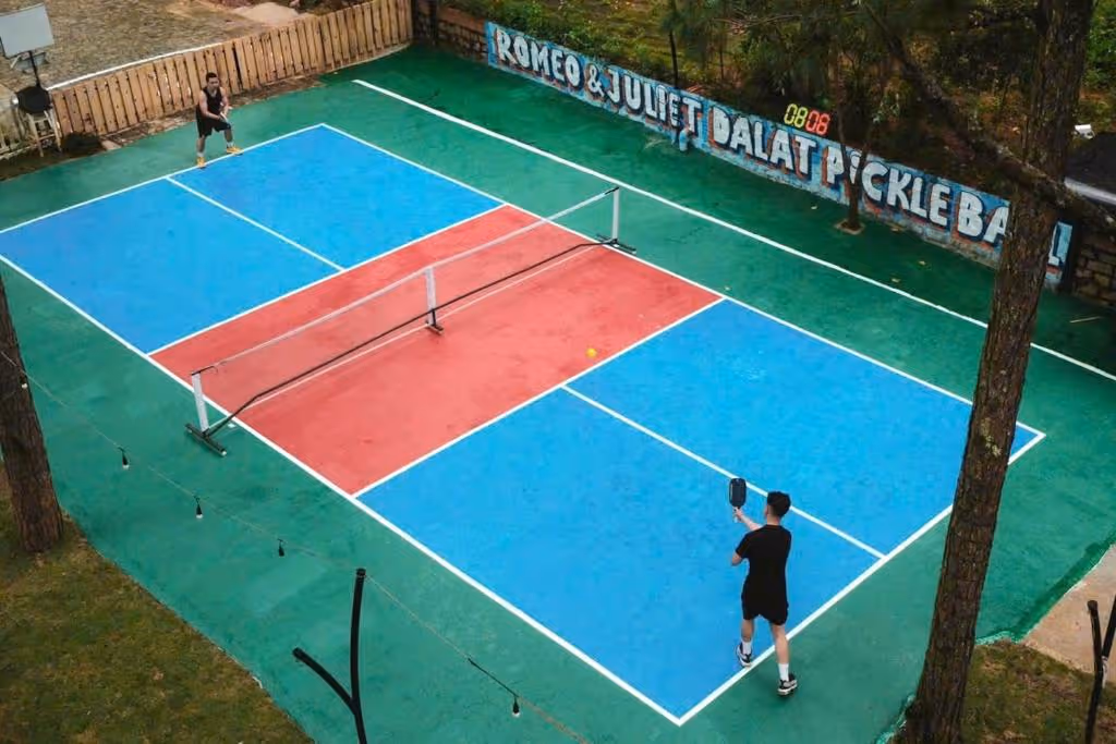 Romeo-Juliet's-Tuyen-Lam-Lake,-Dalat-Vietnam-1-Lam-Dong-court1.jpg