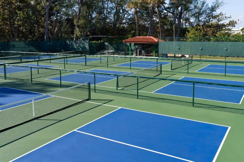 Fort-Lauderdale-Marriott-Harbor-Beach-Resort-Spa-USA-6-Florida-court1.jpg
