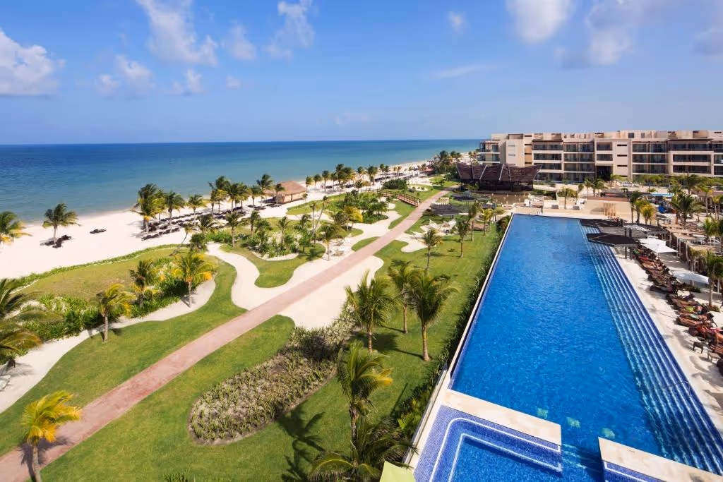 Royalton-Riviera-Cancun,-An-Autograph-Collection-All-Inclusive-Resort-Casino-Mexico-4-Cancún-property1.jpg