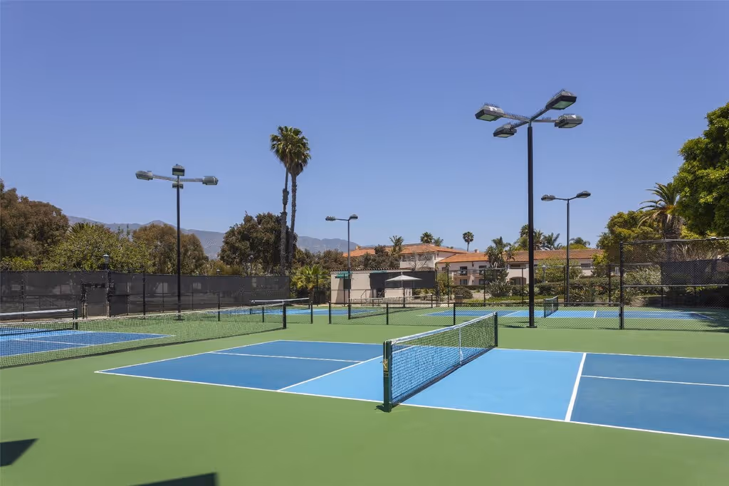 Hilton-Santa-Barbara-Beachfront-Resort-USA-6-California-court2.jpg