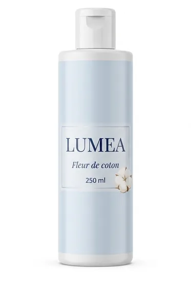 Flacon de gel douche Lumea Fleur de coton 250 ml, bleu pâle à bouchon blanc, photographié de face sur fond blanc, photo du catalogue de l'enseigne