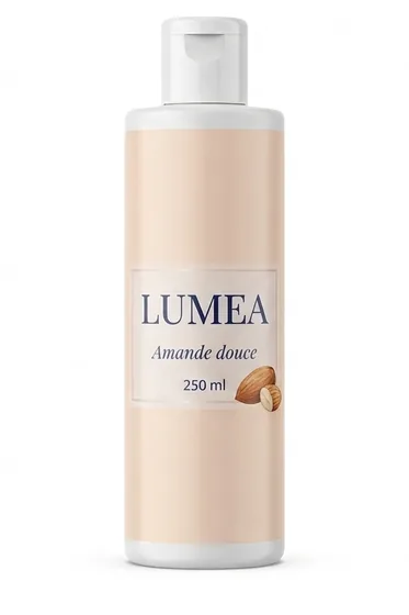 Flacon de gel douche Lumea Amande douce 250 ml, beige pêche, même forme et même étiquette que la version Fleur de coton, sur fond blanc