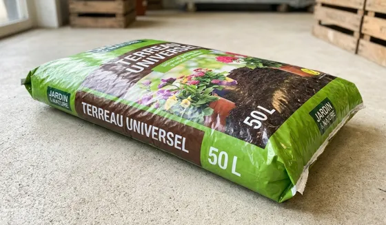 Le même sac de terreau universel 50 L posé au sol en jardinerie, photo du site concurrent