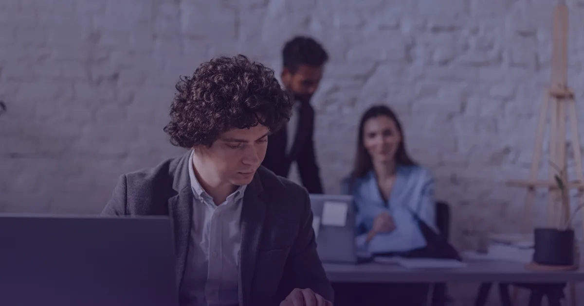 Jeune professionnel en alternance sur son ordinateur portable